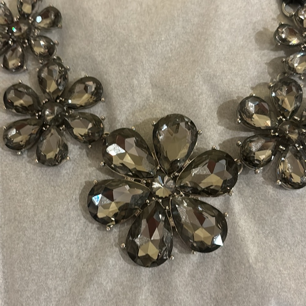 Grey crystal flower necklace with black ribbon - Picture 2 of 5